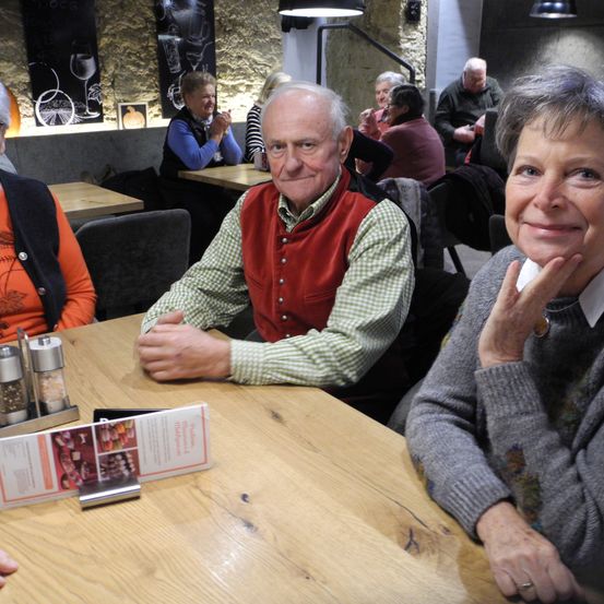 Bild enthält, Plywood, Wood, Restaurant, Adult, Female, Person, Woman, Food Court, Table, Man