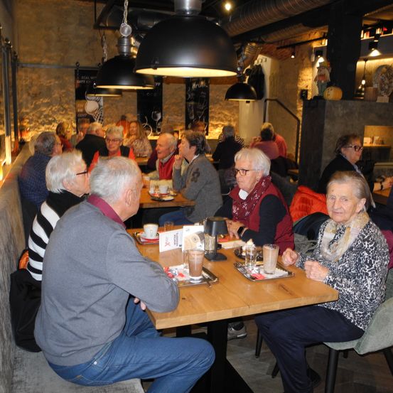 Bild enthält, Indoors, Restaurant, Food Court, Cafeteria, Dining Table, Dining Room, Adult, Male, Man, Person