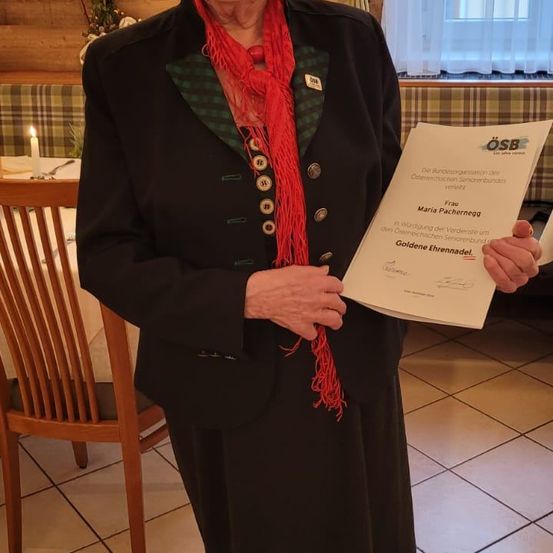 Bild enthält, Lady, Person, Photography, Portrait, Coat, Adult, Male, Man, Floor, Flooring