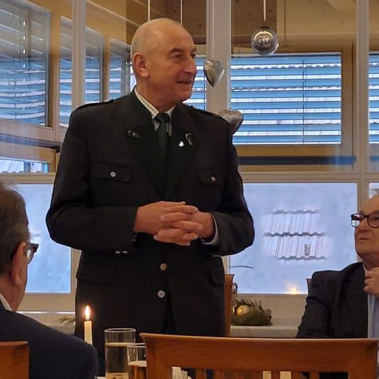 Bild enthält, Dining Room, Dining Table, Indoors, Table, Coat, Person, Portrait, Blazer, Lamp, Man