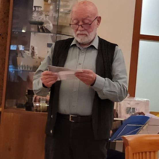 Bild enthält, Photography, Portrait, Blazer, Coat, Jacket, Suit, Shirt, Dining Room, Wood, Cabinet