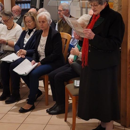 Bild enthält, Coat, People, Person, Floor, Flooring, Adult, Female, Woman, Portrait, Shoe