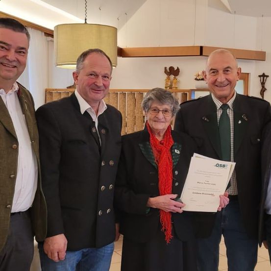 Bild enthält, Blazer, Coat, Jacket, People, Person, Suit, Adult, Male, Man, Pants