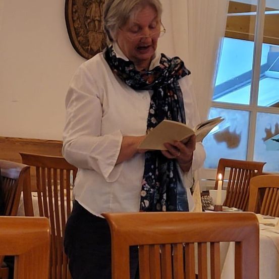 Bild enthält, Dining Room, Dining Table, Table, Photography, Portrait, Blouse, Restaurant, Wood, Lamp, Interior Design
