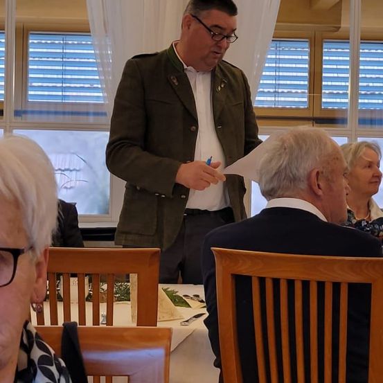 Bild enthält, Blazer, Coat, Jacket, Dining Room, Dining Table, Table, Person, Portrait, Suit, Man