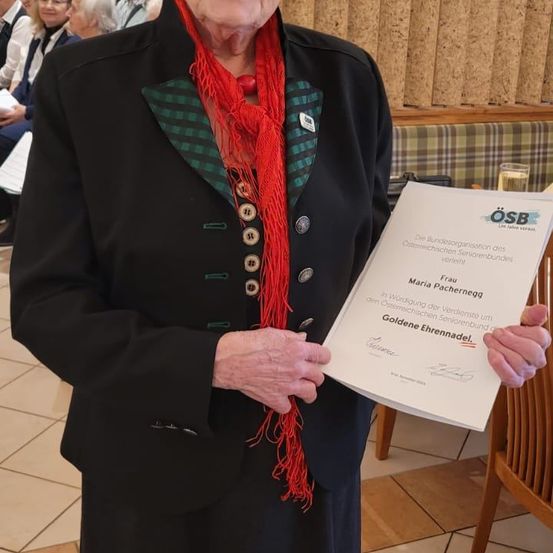 Bild enthält, Person, Photography, Portrait, Coat, People, Document, Lady, Blazer, Floor, Flooring