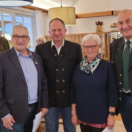 Bild enthält, Coat, Blazer, Jacket, People, Person, Suit, Portrait, Adult, Male, Man