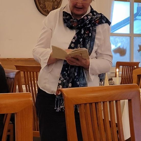 Bild enthält, Photography, Portrait, Dining Table, Table, Dining Room, Blouse, Wood, Shirt, Restaurant, Interior Design