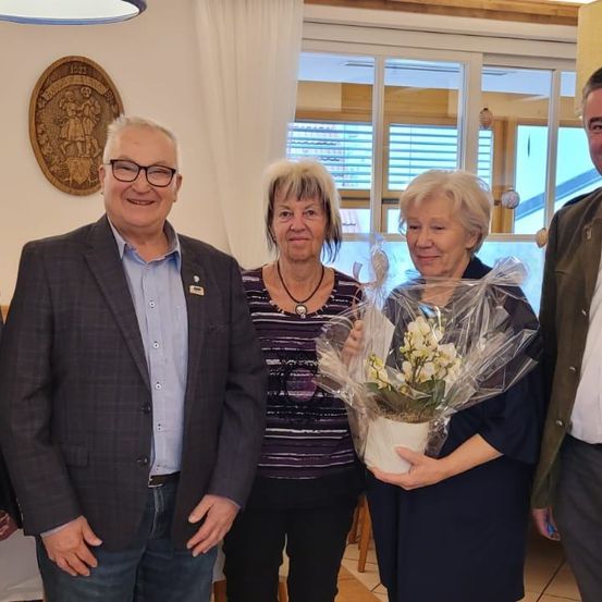 Bild enthält, Blazer, Coat, Jacket, Flower Arrangement, Flower Bouquet, Adult, Female, Person, Woman, People