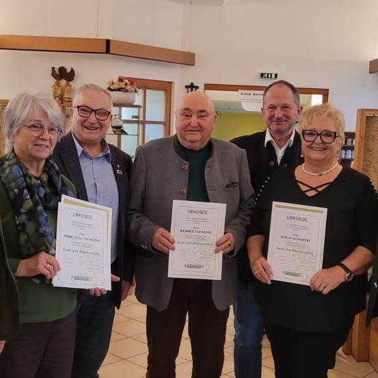 Bild enthält, Blazer, Coat, Jacket, People, Person, Adult, Female, Woman, Groupshot, Man