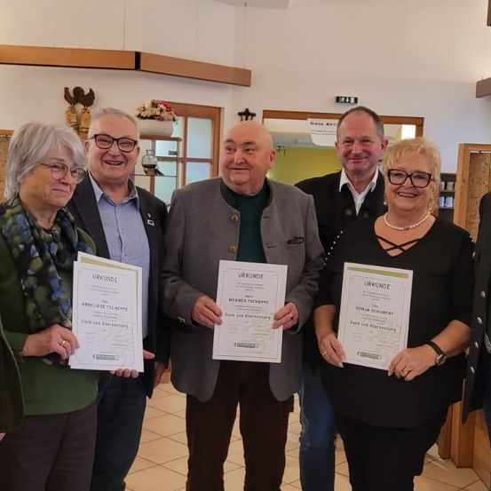 Bild enthält, Blazer, Coat, Jacket, People, Person, Suit, Adult, Male, Man, Woman