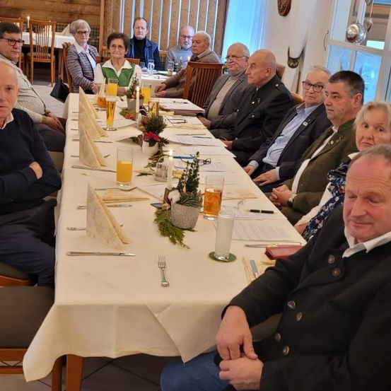 Bild enthält, Dining Room, Dining Table, Furniture, Indoors, Table, Restaurant, Adult, Male, Man, Person