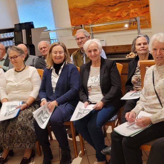 Bild enthält, People, Person, Adult, Female, Woman, Groupshot, Coat, Glasses, Face, Necklace