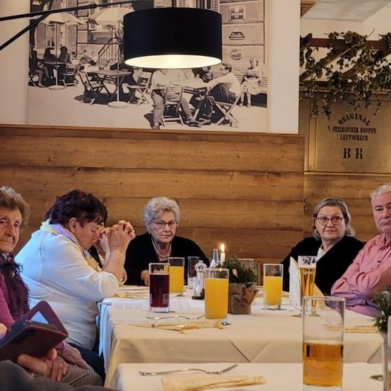 Bild enthält, People, Person, Restaurant, Dining Room, Dining Table, Adult, Female, Woman, Male, Man