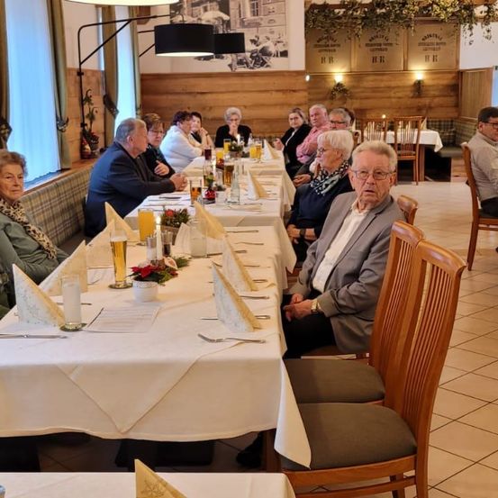 Bild enthält, Adult, Female, Person, Woman, Indoors, Restaurant, Dining Table, Dining Room, Male, Man