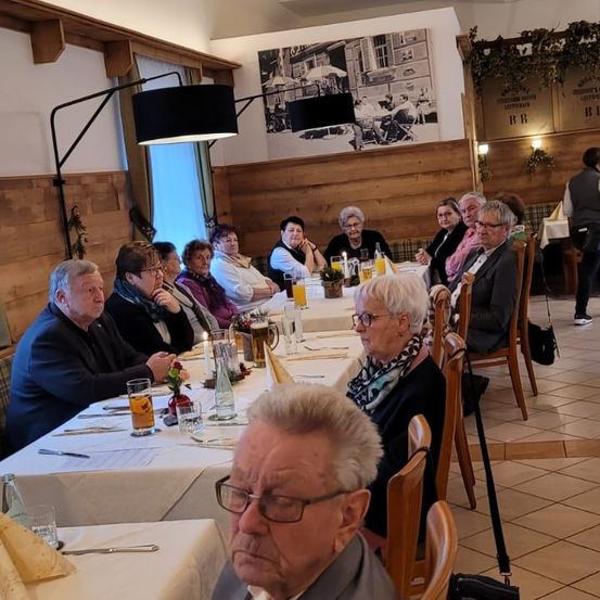 Bild enthält, Dining Room, Dining Table, Indoors, Restaurant, Table, Interior Design, Cafeteria, Person, Portrait, Man