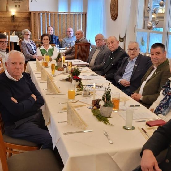 Bild enthält, Dining Room, Dining Table, Indoors, Table, Adult, Female, Person, Woman, Restaurant, Man