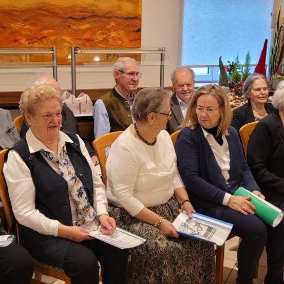 Bild enthält, People, Person, Adult, Female, Woman, Groupshot, Male, Man, Baby, Crowd