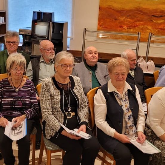 Bild enthält, People, Person, Adult, Female, Woman, Male, Man, Crowd, Face, Glasses