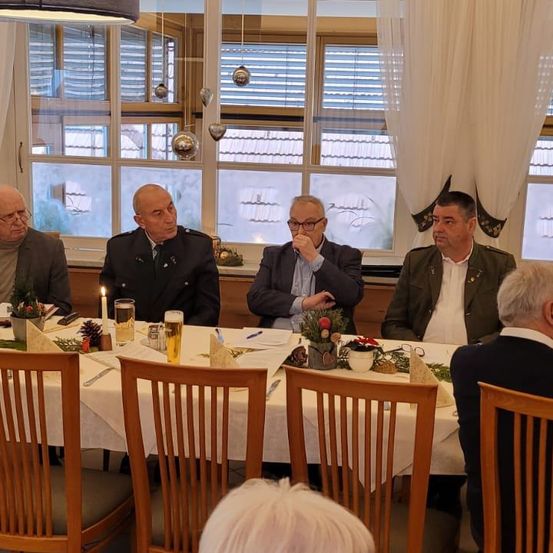 Bild enthält, Indoors, Restaurant, Dining Room, Dining Table, Table, People, Person, Adult, Male, Man