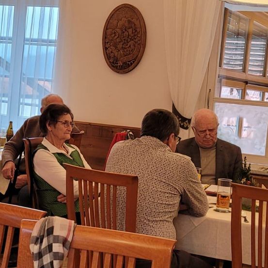 Bild enthält, Indoors, Restaurant, Dining Room, Dining Table, Table, Adult, Female, Person, Woman, Food Court