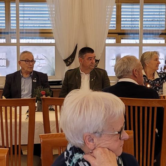 Bild enthält, Indoors, Adult, Male, Man, Person, Courtroom, Room, Attorney, People, Face