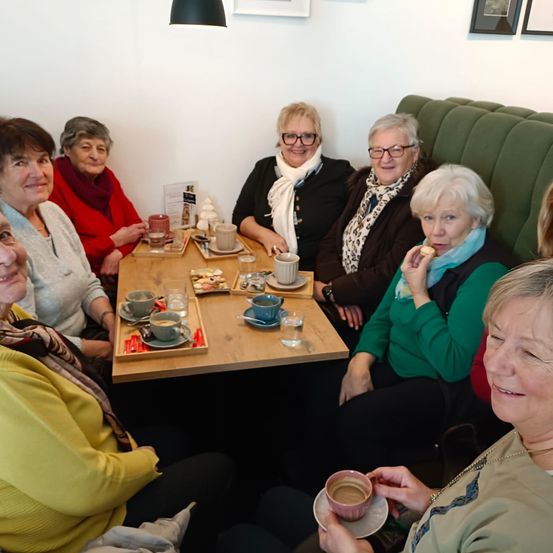 Bild enthält, Dining Room, Dining Table, Furniture, Table, People, Person, Couch, Adult, Female, Woman