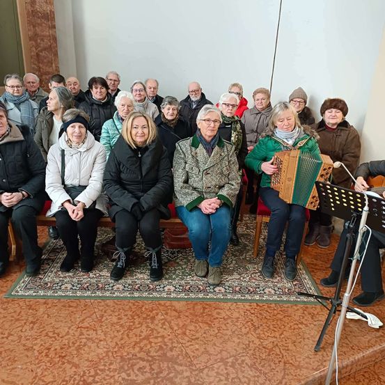 Bild enthält, Groupshot, Person, People, Adult, Female, Woman, Male, Man, Shoe, Coat