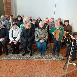Bild enthält, Groupshot, Person, People, Adult, Female, Woman, Male, Man, Shoe, Coat