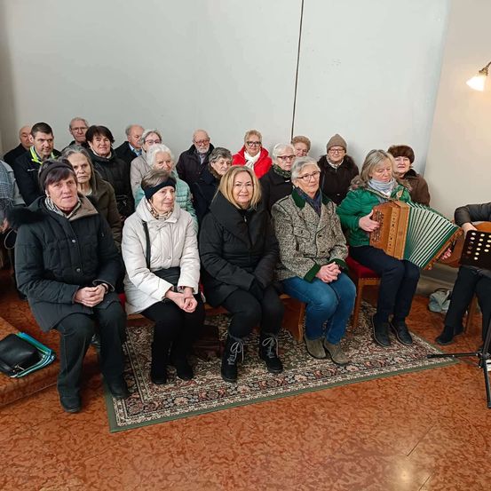 Bild enthält, Groupshot, Person, People, Adult, Female, Woman, Coat, Male, Man, Glasses