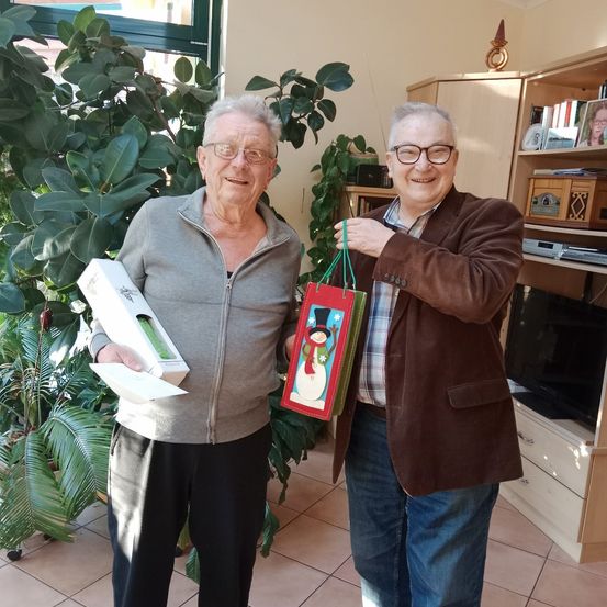 Bild enthält, Pants, Potted Plant, Person, Photography, Portrait, Coat, Jacket, Jeans, Floor, Flooring