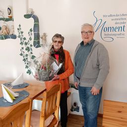 Bild enthält, Furniture, Table, Dining Room, Dining Table, Wood, Pants, Plywood, Desk, Man, Person