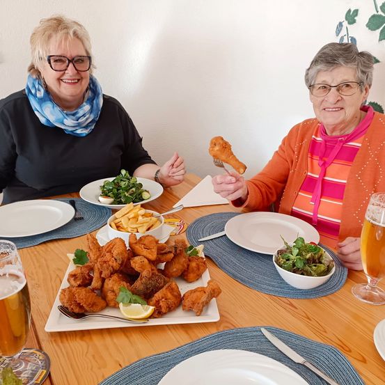 Bild enthält, Brunch, Food, Alcohol, Beer, Beverage, Clothing, Scarf