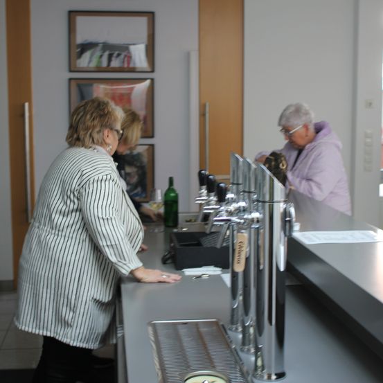 Bild enthält, Shelf, Adult, Female, Person, Woman, Restaurant, Cafeteria, Male, Man, Plywood