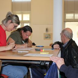 Bild enthält, Plywood, Wood, Adult, Female, Person, Woman, Male, Man, Table, Face