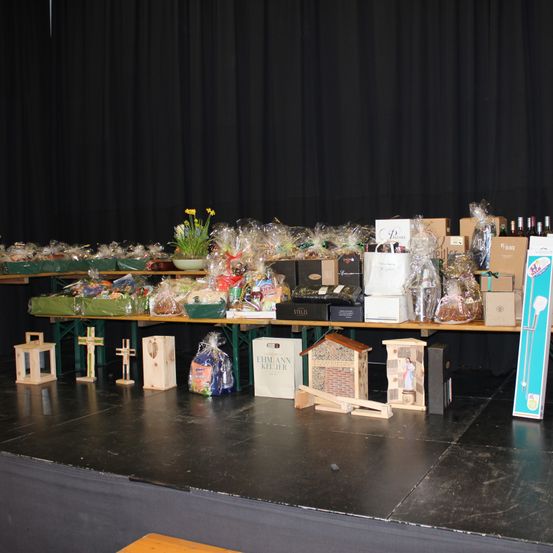 Bild enthält, Floor, Flooring, Plywood, Wood, Building, Flower, Flower Arrangement, Indoors, Interior Design, Flower Bouquet