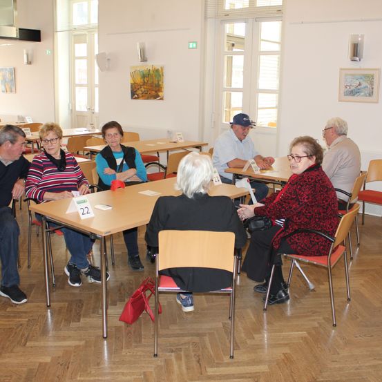 Bild enthält, Wood, Plywood, Floor, Flooring, Cafeteria, Chair, Adult, Male, Man, Person