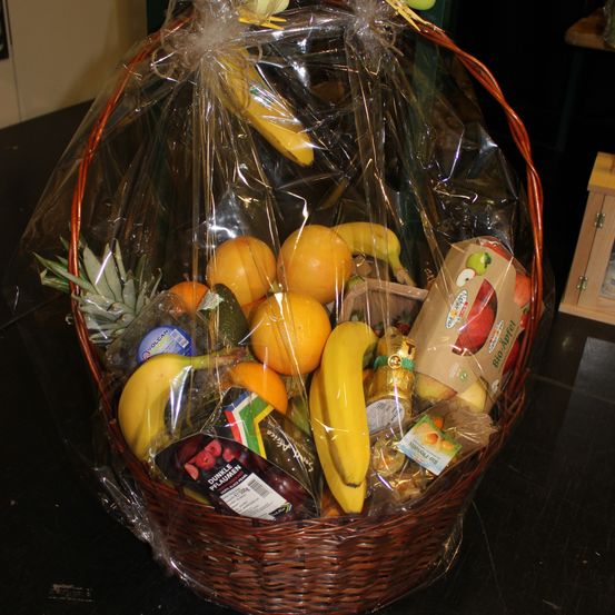 Bild enthält, Food, Fruit, Plant, Produce, Basket, Plastic Wrap, Banana, Citrus Fruit, Orange