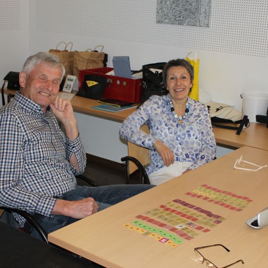 Bild enthält, Plywood, Wood, Table, Desk, Adult, Female, Person, Woman, Finger, Man