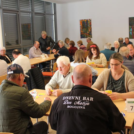 Bild enthält, Cafeteria, Indoors, Restaurant, Plywood, Wood, People, Person, Adult, Male, Man