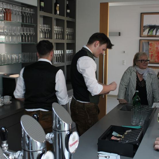 Bild enthält, Pub, Adult, Male, Man, Person, Female, Woman, Restaurant, Cafeteria, Bar Counter