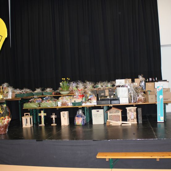 Bild enthält, Floor, Flooring, Wood, Plywood, Flower, Flower Arrangement, Stage, Building, Flower Bouquet, Interior Design