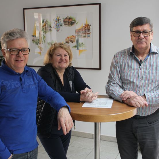 Bild enthält, Adult, Female, Person, Woman, Table, Shirt, Plywood, Wood, Male, Man