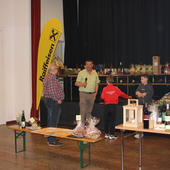 Bild enthält, Wood, Floor, Flooring, Pub, Hardwood, Plywood, Person, Adult, Male, Man