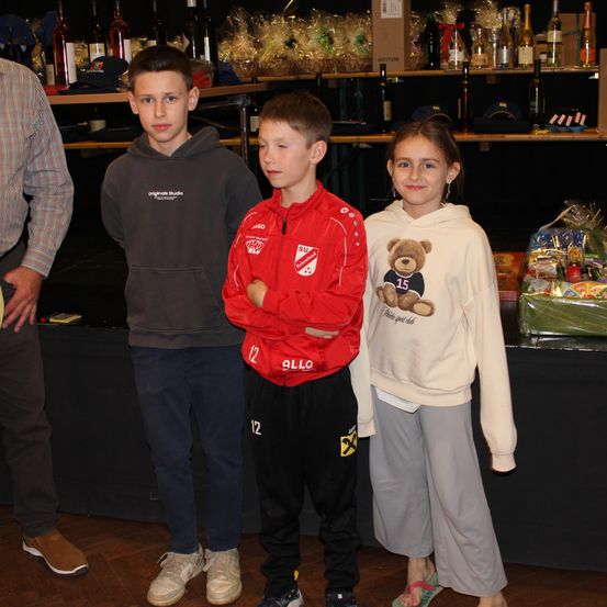 Bild enthält, Pub, Bar Counter, Shelf, Person, Adult, Male, Man, Boy, Child, Pants