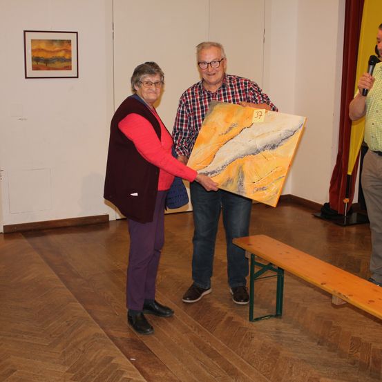 Bild enthält, Floor, Flooring, Plywood, Wood, Hardwood, Pants, Adult, Male, Man, Person