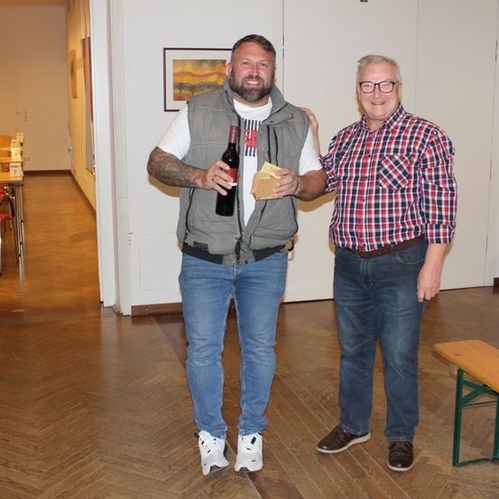 Bild enthält, Floor, Flooring, Hardwood, Plywood, Wood, Pants, Jeans, Adult, Man, Person