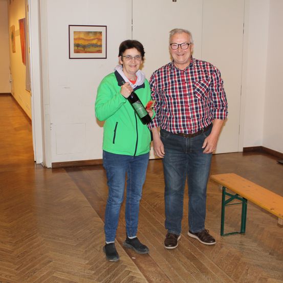 Bild enthält, Floor, Flooring, Hardwood, Plywood, Wood, Pants, Jeans, Adult, Man, Person