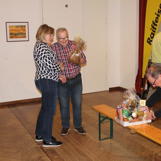 Bild enthält, Floor, Flooring, Wood, Hardwood, Plywood, Pants, Jeans, Adult, Man, Person