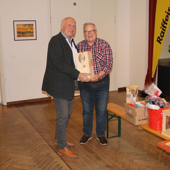 Bild enthält, Floor, Flooring, Plywood, Wood, Hardwood, Pants, Adult, Male, Man, Person